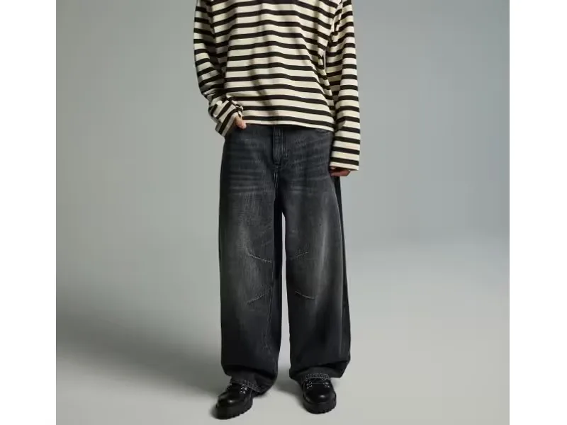 Czarne jeansy barrel fit z przeszyciami na nogawkach