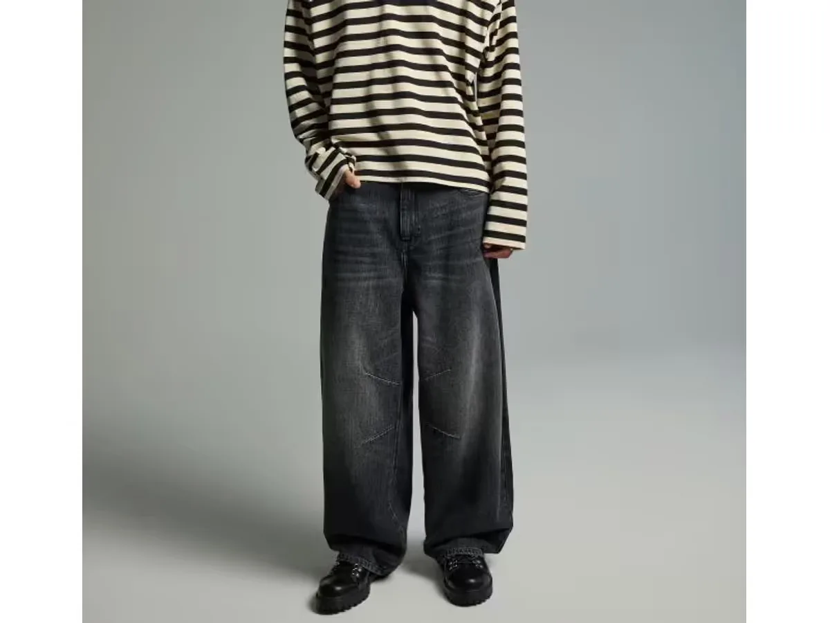 Czarne jeansy barrel fit z przeszyciami na nogawkach